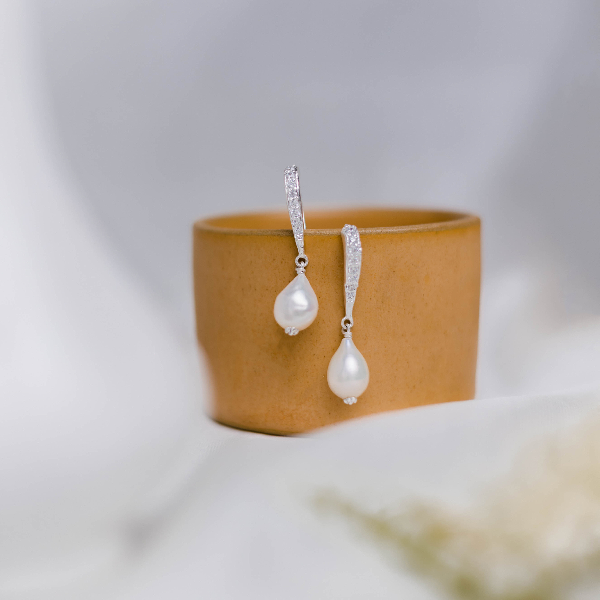 Jhilimili - pearl earrings